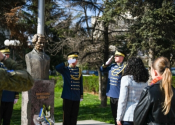 Osmani bën homazhe te busti i Albright