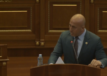 Haradinaj: Jemi hipokritë ne që rrahim shuplaka për veteranët e arsimit, ndërsa me ligj u heqim vitet kontributdhënëse