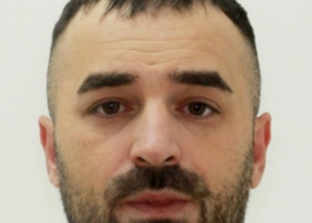 Policia kërkon bashkëpunim nga qytetarët për arrestimin e një personi