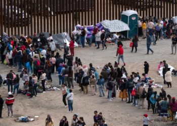 Gjykata Supreme thotë që Teksasi mund t’i arrestojë dhe burgosë migrantët