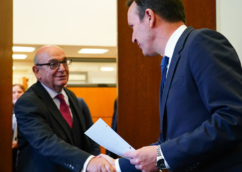 Senatori amerikan takohet me emisarin britanik, flasin për bashkëpunimin rreth dialogut Kosovë – Serbi