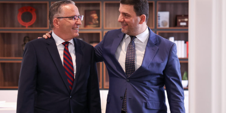 Krasniqi uron Bedri Hamzën: Të priftë e mbara kryeministër!