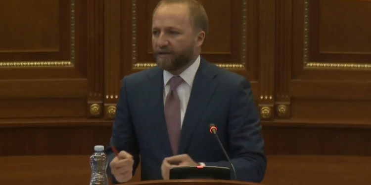 Tahiri thotë se nënshkrimi i kontratave njëburimore duhet t’i adresohet Prokurorisë