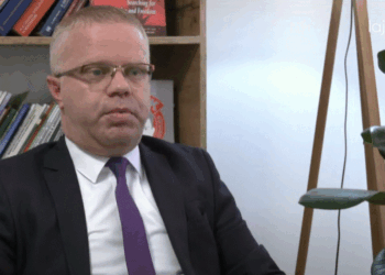 Bajraktari për zyrtarët me aktakuza: S’është etike që paradite të ballafaqohen me akuza, pasdite të punojnë