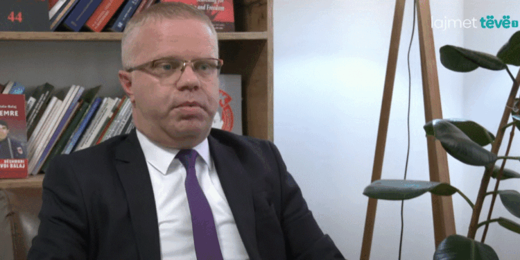 Bajraktari për zyrtarët me aktakuza: S’është etike që paradite të ballafaqohen me akuza, pasdite të punojnë