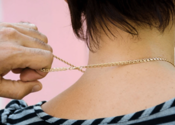 Një gruaje në Pejë i grabitet me forcë zinxhiri në qafë