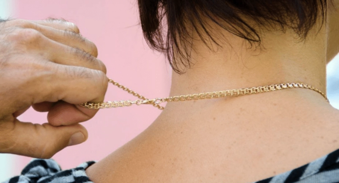 Një gruaje në Pejë i grabitet me forcë zinxhiri në qafë