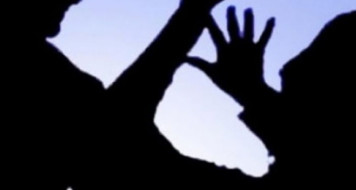 Burri dhe e dashura sulmohen fizikisht nga ish-gruaja dhe vajza e tij