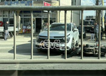 Vetura godet një motoçiklist në Fushë-Kosovë
