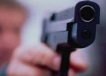 Fyen policët dhe shtie me armë, i dyshuari me aftësi të kufizuar dërgohet në mbajtje