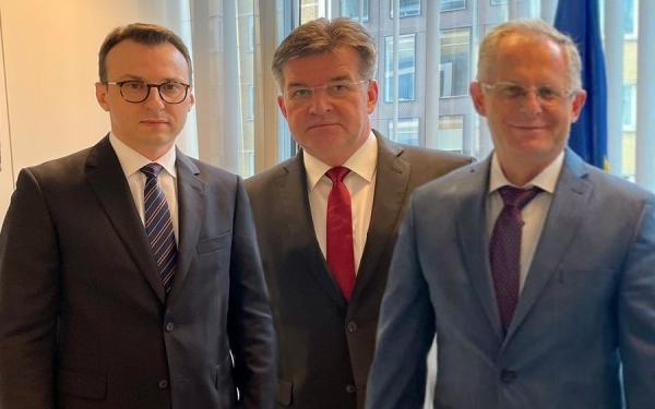 Fillon takimi trepalësh për dinarin në Bruksel