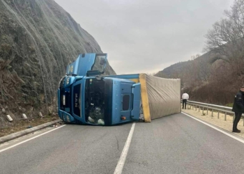 Një maune aksidentohet në afërsi të Bllacës, bllokohet rruga që vjen në drejtim të Kosovës dhe anasjelltas