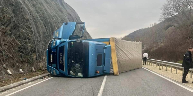 Një maune aksidentohet në afërsi të Bllacës, bllokohet rruga që vjen në drejtim të Kosovës dhe anasjelltas