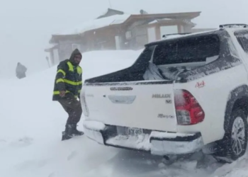 Rreth 35 të vdekur nga reshjet e papritura të borës dhe shiut në Pakistan