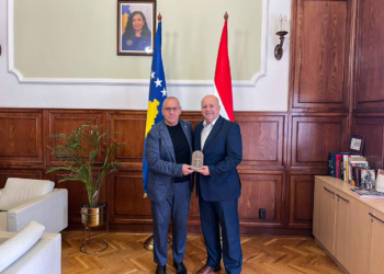 Drejtuesit e FFK-së, priten në Ambasadën e Kosovës në Budapest