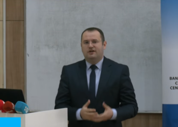 Guvernatori nuk flet për dinarin