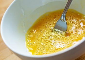 Kura më e mirë kundër hollimit të flokëve – shkaqet dhe trajtimet natyrale