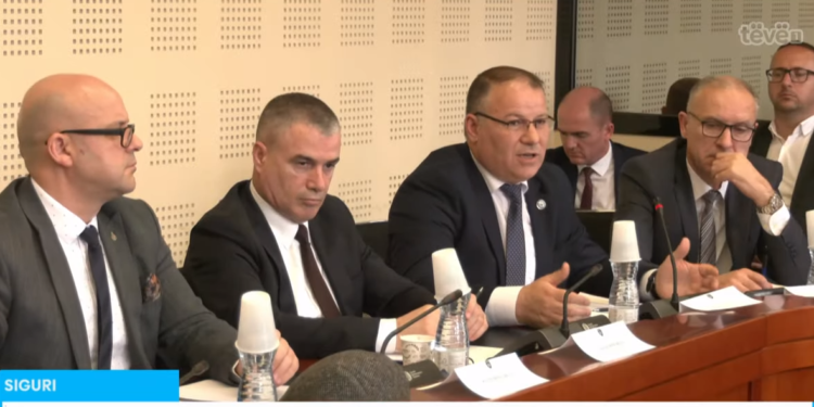 Situata në veri e brishtë, me mundësi tensionimi