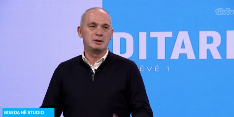 Humolli: Klasa politike në Kosovë po sillet në mjegull pa busull