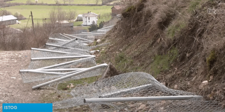 Pas vizitës së klerikëve serbë, dëmtohen rrethojat e manastirit në Istog