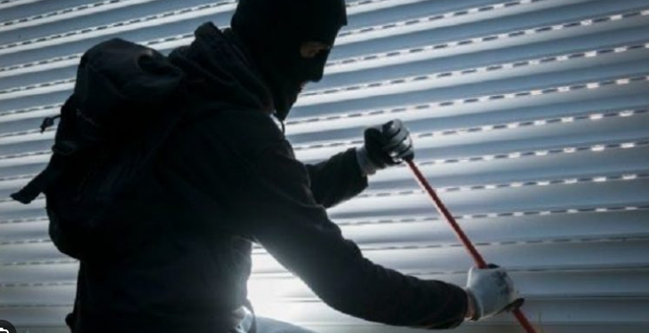 Vidhen para dhe pajisje të kamerave në një shtëpi në Zveçan