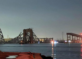 Dy persona u shpëtuan nga uji pas shembjes së urës Key, njëri në gjendje të rëndë