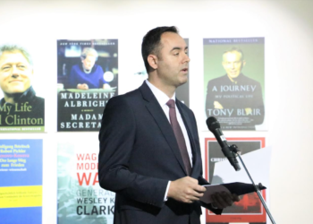 Konjufca viziton ekspozitën “Kosova në gjuhët e botës” që i kushtohet 25-vjetorit të sulmeve të NATO-s