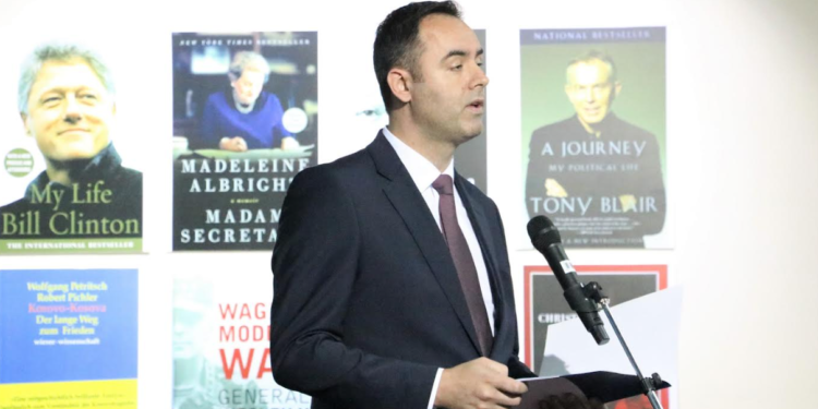 Konjufca viziton ekspozitën “Kosova në gjuhët e botës” që i kushtohet 25-vjetorit të sulmeve të NATO-s