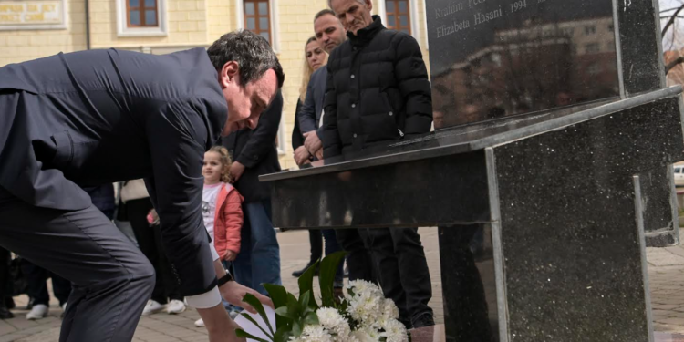 Kurti përkujton viktimat civile në masakrën e Tregut të gjelbër në Mitrovicë