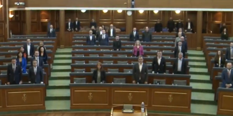 Kuvendi nis seancën me një minutë heshtje në nderim të përvjetorëve të masakrave në Kosovë