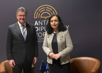 Lajçak takohet me Osmanin, flasin për dialogun dhe zgjedhjet në veri