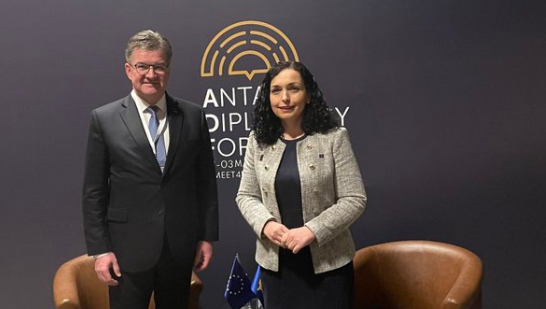 Lajçak takohet me Osmanin, flasin për dialogun dhe zgjedhjet në veri