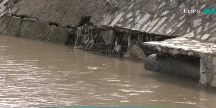 Dëmtohet shtrati i lumit Llap