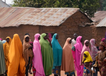 Kidnapuesit lirojnë mbi 280 nxënës nigerianë