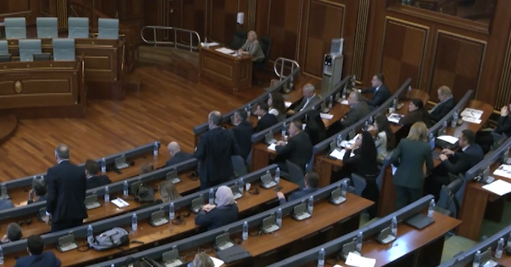 Opozita i bën thirrje Kurtit të jetë më bashkëpunues me ShBA-në e BE-në