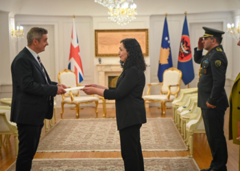 Osmani pranoi letrat kredenciale nga ambasadori i Mbretërisë së Bashkuar, Jonathan Hargreaves