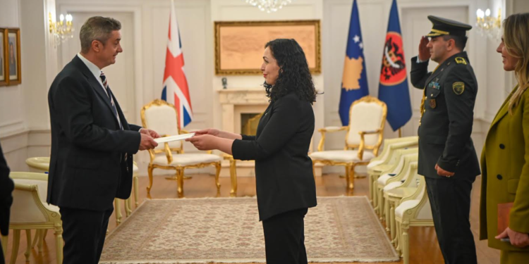 Osmani pranoi letrat kredenciale nga ambasadori i Mbretërisë së Bashkuar, Jonathan Hargreaves