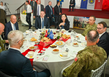 Osmani shtron iftar për ushtarët e KFOR-it turk në Kosovë