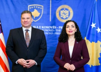 Osmani poston fotografi me Escobarin: ShBA krah Kosovës për të garantuar siguri