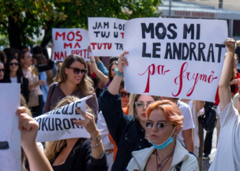 “Kur vajza kthehet vonë, dal e pres në rrugë”: Pasiguria brengos prindërit