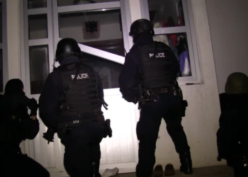 Bastiset një shtëpi në Zubin Potok, gjenden mbi 500 litra alkool e barëra mjekësore të kontrabanduara