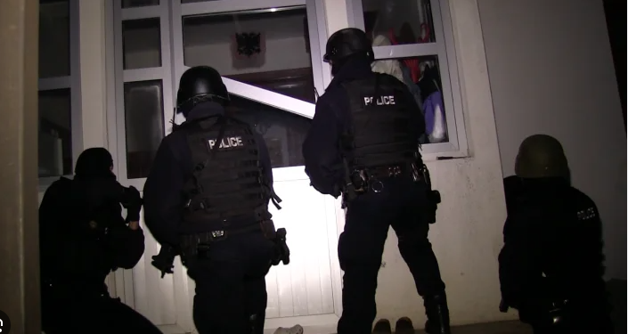 Bastiset një shtëpi në Zubin Potok, gjenden mbi 500 litra alkool e barëra mjekësore të kontrabanduara