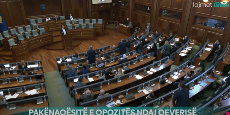 Opozita i bën thirrje Kurtit të jetë më bashkëpunues me ShBA-në e BE-në