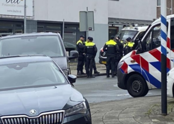 Arrestohet i dyshuari që mbajti disa pengje brenda një klubi nate në Holandë