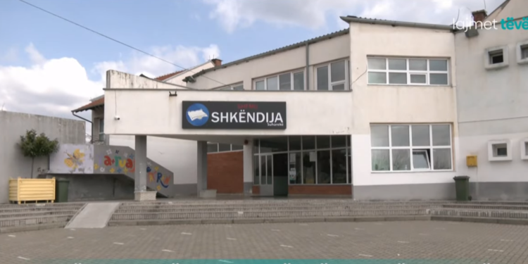 Mësuesit në Suharekë nuk mund të pranojnë dhurata të shtrenjta