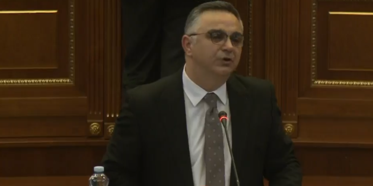 Tahiri tha se për dy vite u lidhën 220 kontrata njëburimore me vlerë mbi 153 milionë euro