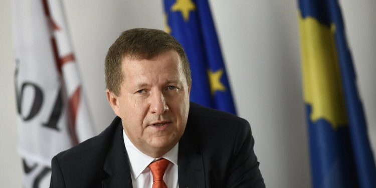 Szunyog: Zëvendësimi i tabelave zyrtare të zbatohet pas konsultimit me Komisionerin e Gjuhëve