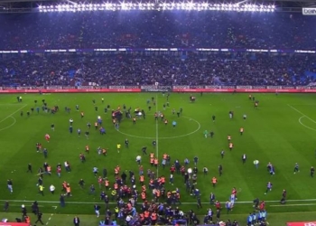 Tifozët e Trabzonsporit sulmojnë futbollistët e Fenerbahçes në fushë