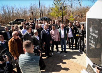 Kurti bën homazhe në nderim të martirëve të familjes Muliqi në Drenas