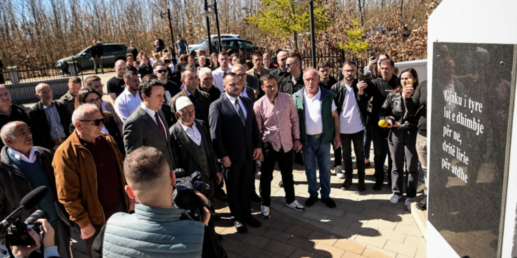 Kurti bën homazhe në nderim të martirëve të familjes Muliqi në Drenas